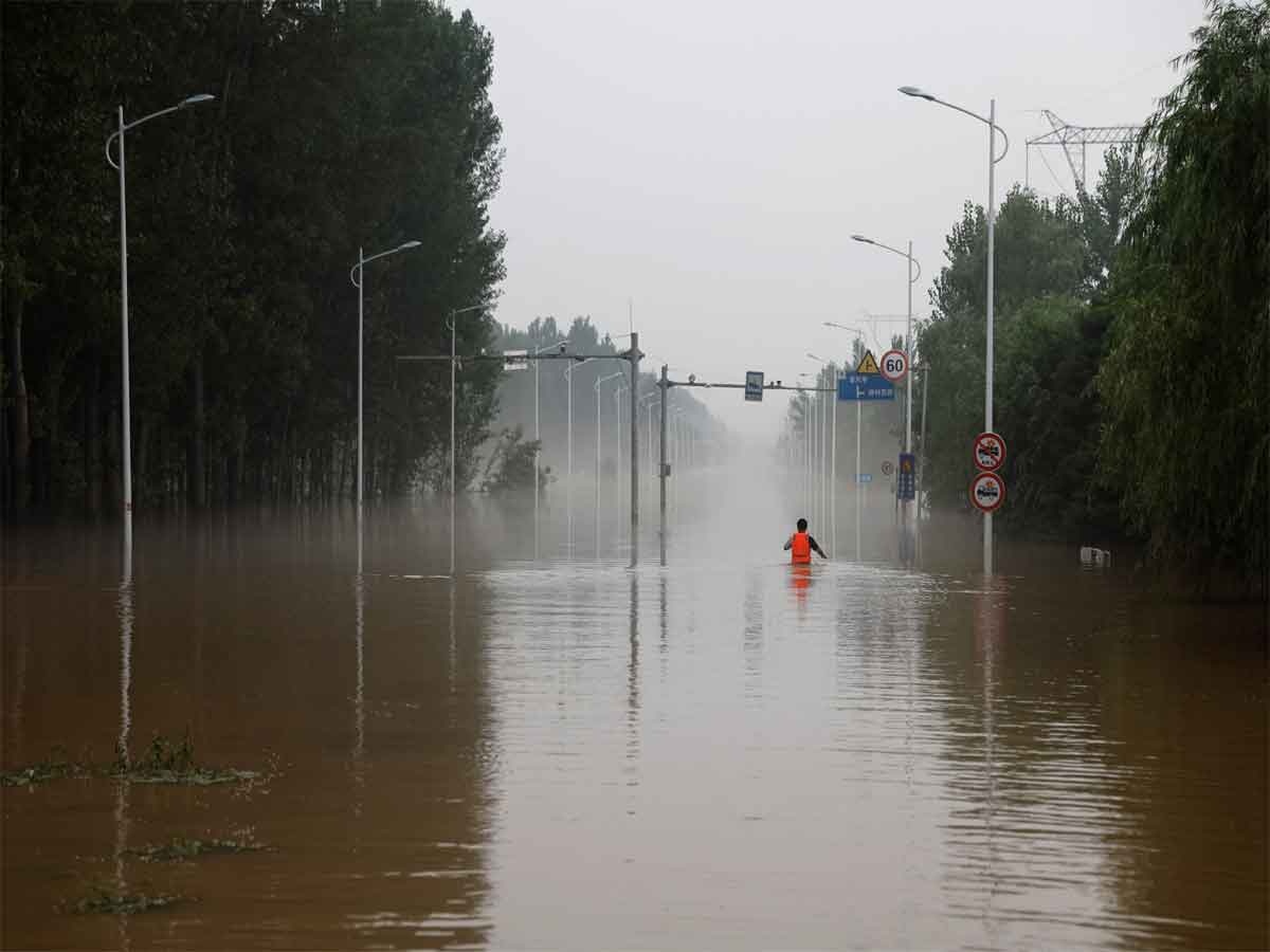 CHINA- उत्तरी चीन में भारी बारिश और बाढ़ का कहर, पुल ढहने से 11 की मौत