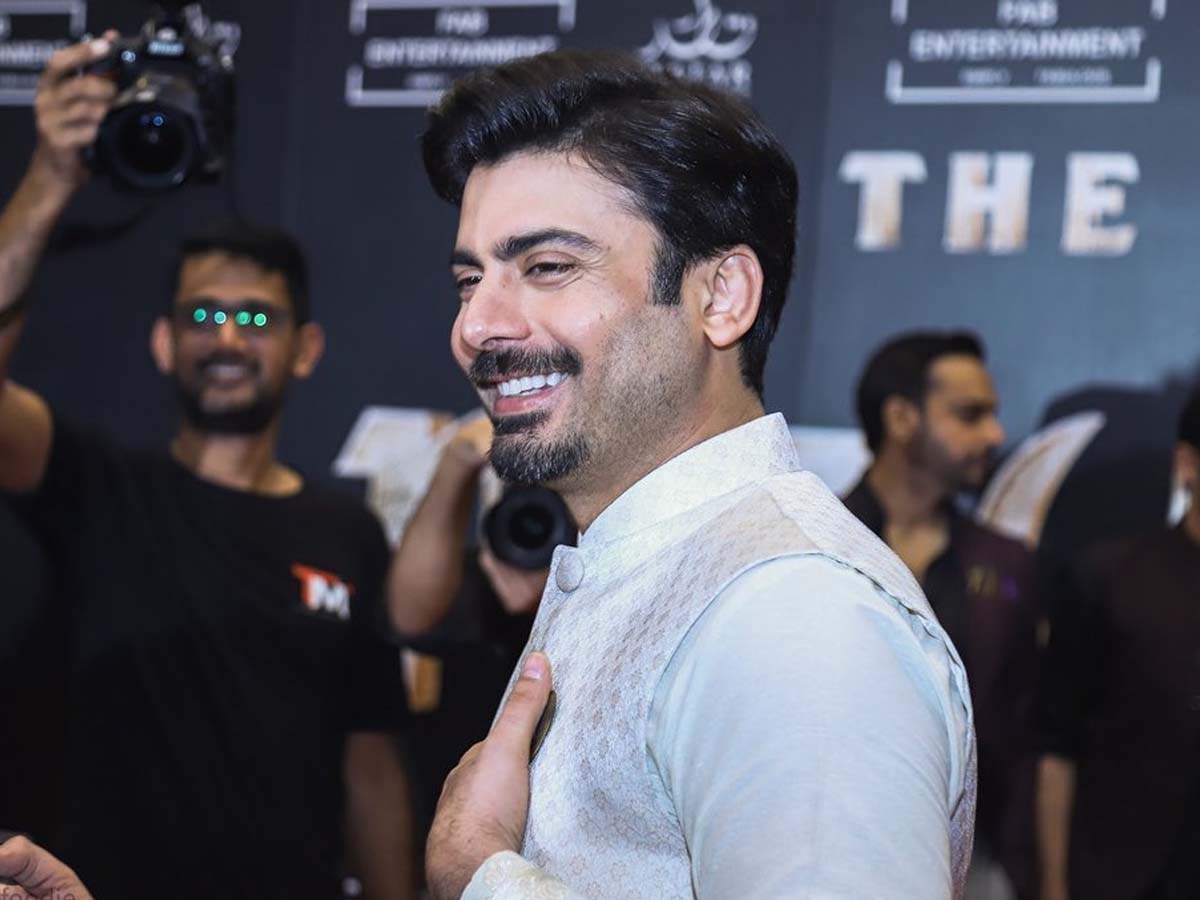 भारत में बैन इस पाकिस्तानी एक्टर की 8 साल बाद फिर हो रही बॉलीवुड में एंट्री; ऐश्वर्या के साथ आ चुका है नज़र भारत में बैन इस पाकिस्तानी एक्टर की 8 साल बाद फिर हो रही बॉलीवुड में एंट्री; ऐश्वर्या के साथ आ चुका है नज़र