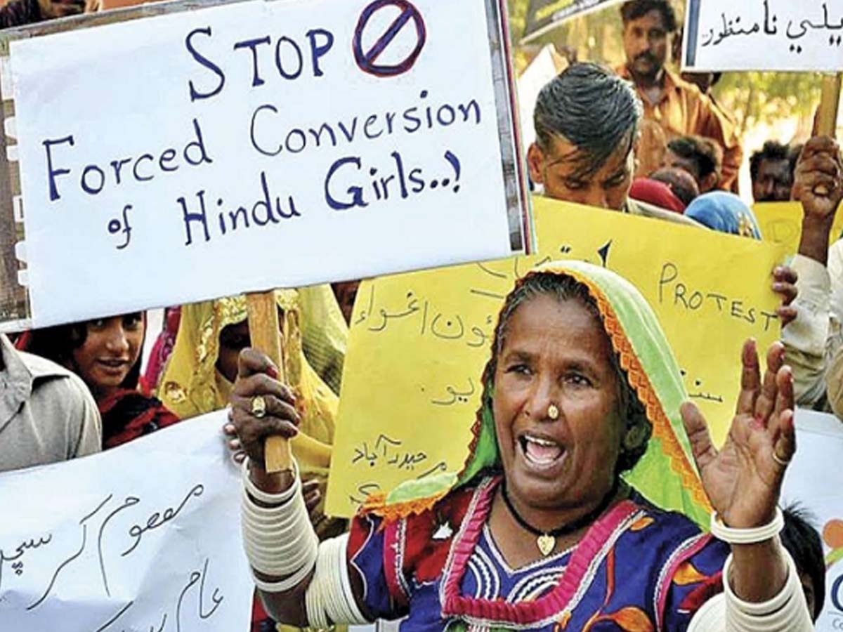 पाकिस्तान में हिंदुओं का जीना दूभर, 3 साल से लापता बेटी के लिए धरने पर बैठे पैरंट्स