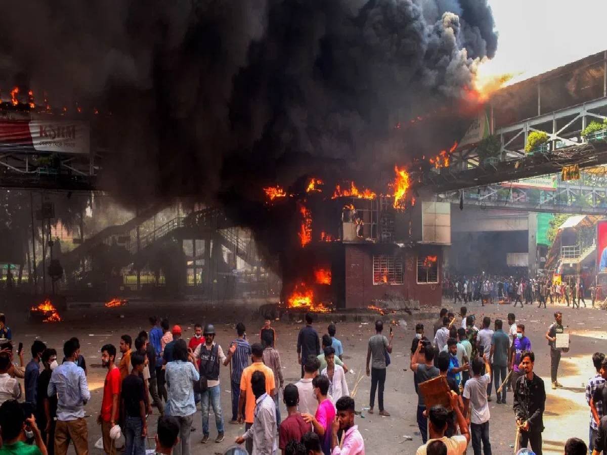 बांग्लादेश में हिंसा के बीच SC का बड़ा फैसला, नौकरियों में नहीं मिलेगा रिजर्वेशन बांग्लादेश में हिंसा के बीच SC का बड़ा फैसला, नौकरियों में नहीं मिलेगा रिजर्वेशन
