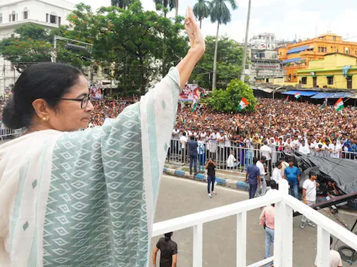 बांग्लादेश में जारी हिंसा के दरमियान CM ममता ने दिया बड़ा बयान; कहा- "दूंगी जगह" बांग्लादेश में जारी हिंसा के दरमियान CM ममता ने दिया बड़ा बयान; कहा- "दूंगी जगह"