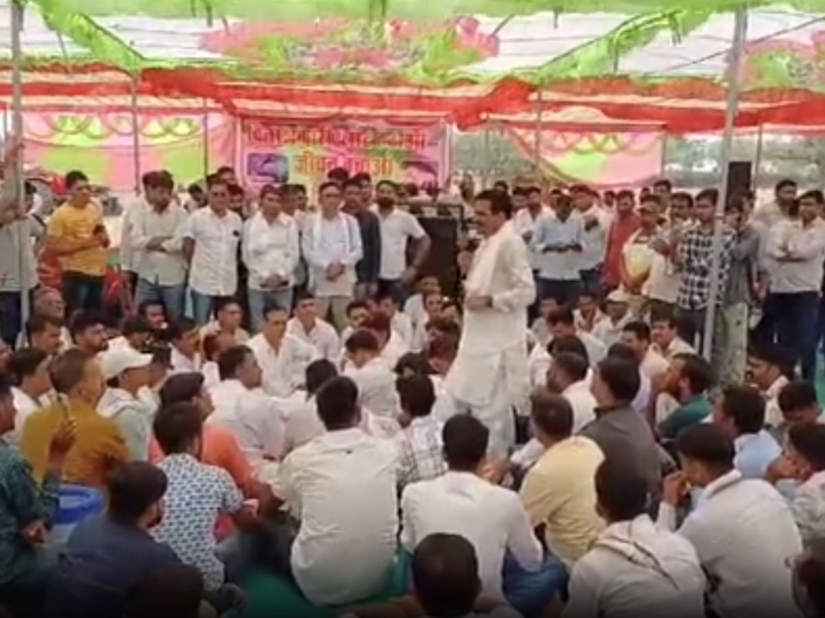 Rajasthan News: राजस्थान के इस गांव में निजी कंपनी के बायोगैस पावर प्लांट का विरोध, ग्रामीणों का प्लांट के सामने धरना प्रदर्शन