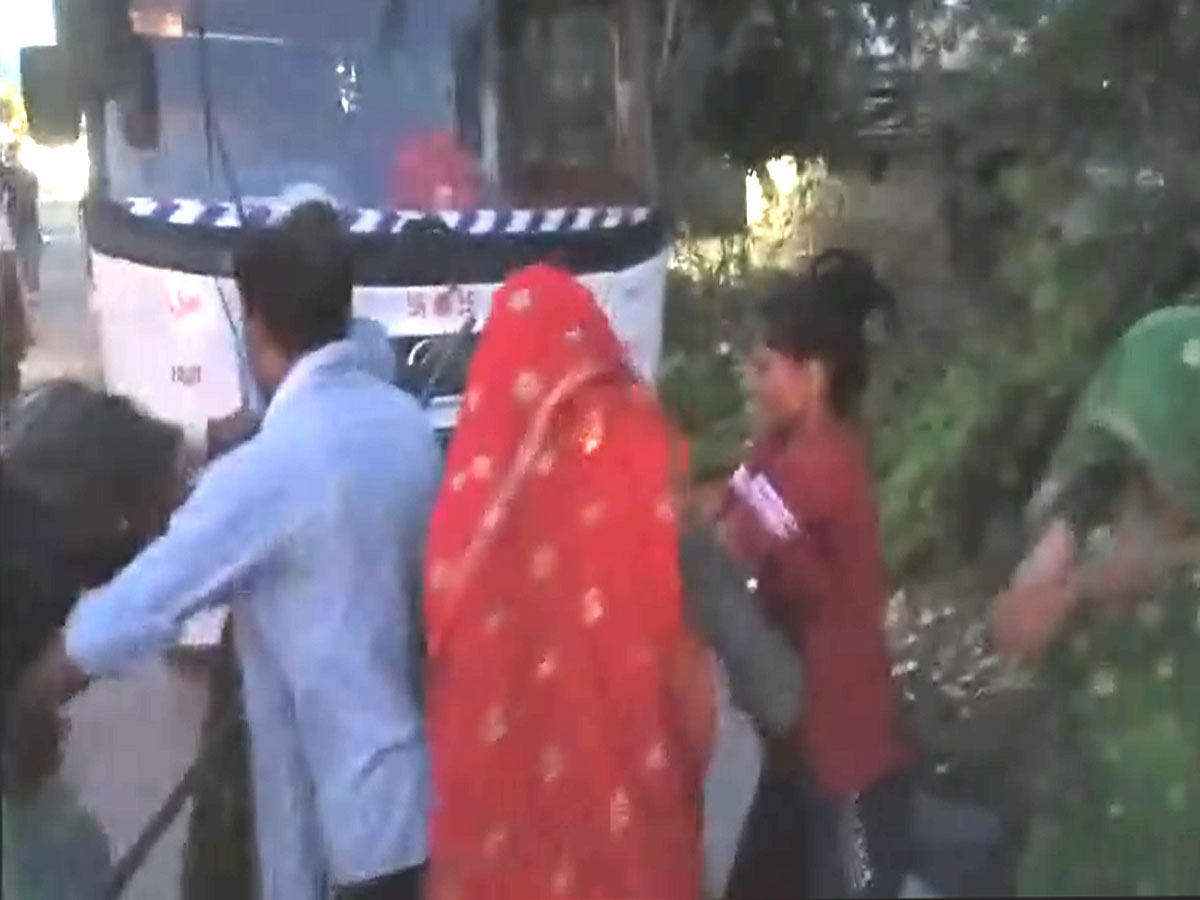 Video: अलवर में युवती के साथ बेरहमी से मारपीट, दी धमकी- तुम दोनों बहनों को मैं उठवा दूंगा Video: अलवर में युवती के साथ बेरहमी से मारपीट, दी धमकी- तुम दोनों बहनों को मैं उठवा दूंगा