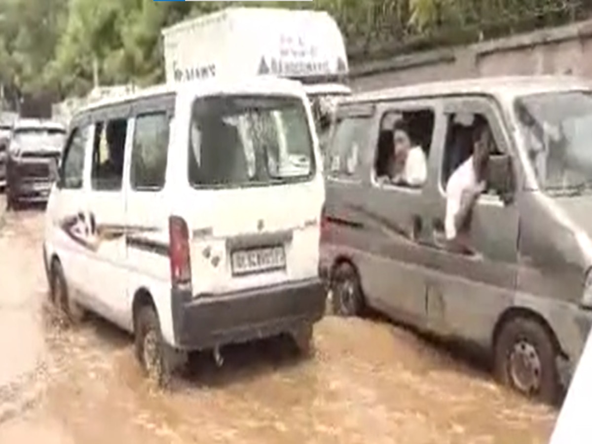 Delhi Waterlogging: दिल्ली से फरीदाबाद जाने वाले मुख्य रोड बिन बारिश बना दरिया, कई किलोमीटर लगा लंबा जाम