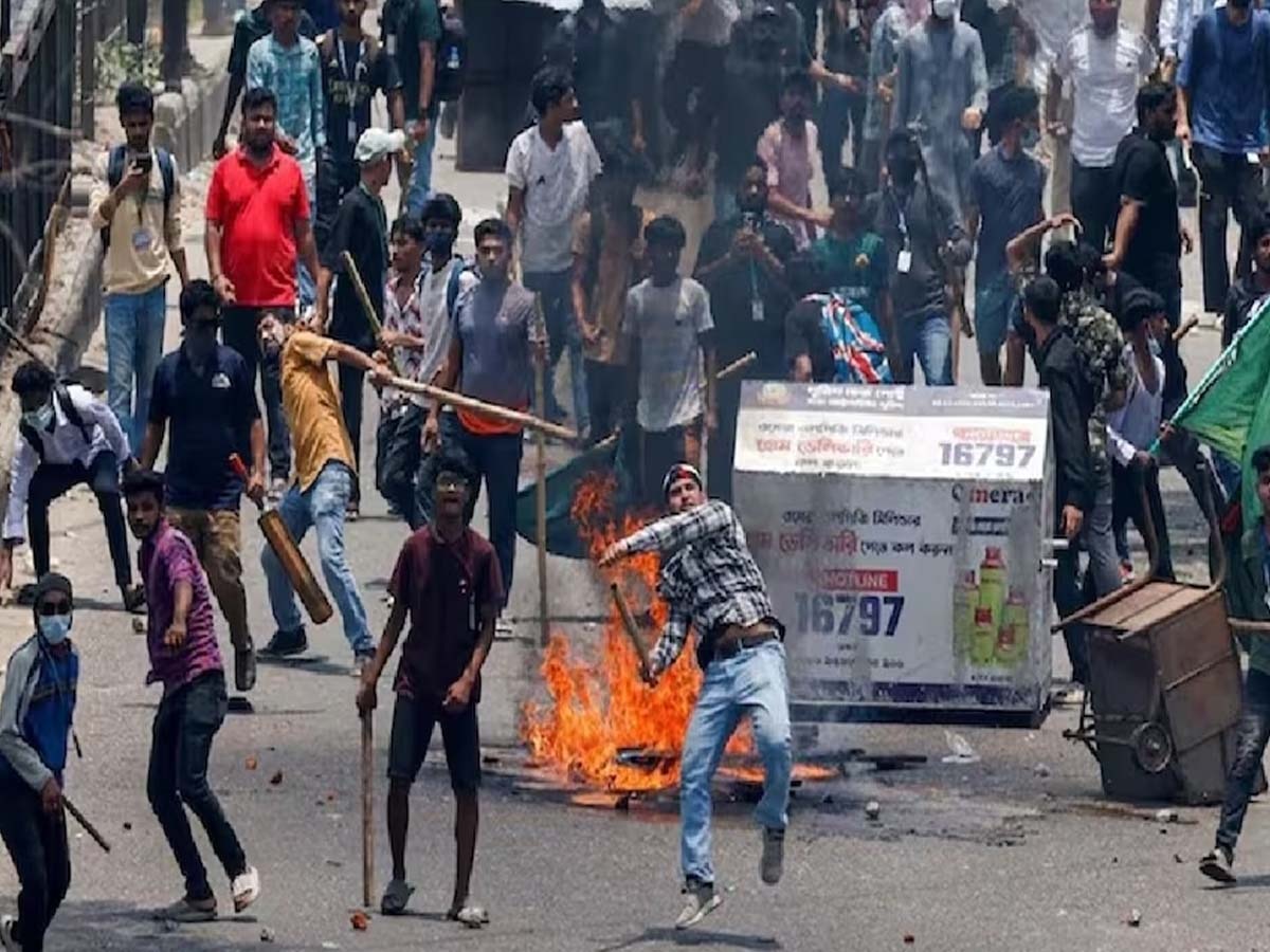 Bangladesh Protest: बांग्लादेश में भड़के दंगों के बाद वापस लौटे 300 से ज्यादा भारतीय छात्र, बताए वहां के भयावह हालात