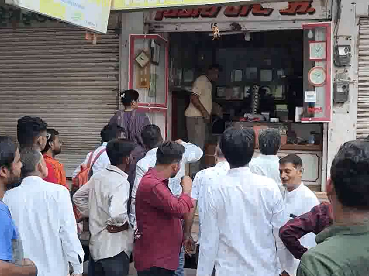 बाड़मेर में चोरों के हौंसले बुलंद, पुलिस थाने के सामने दो दुकानों के तोड़ दिए गए ताले