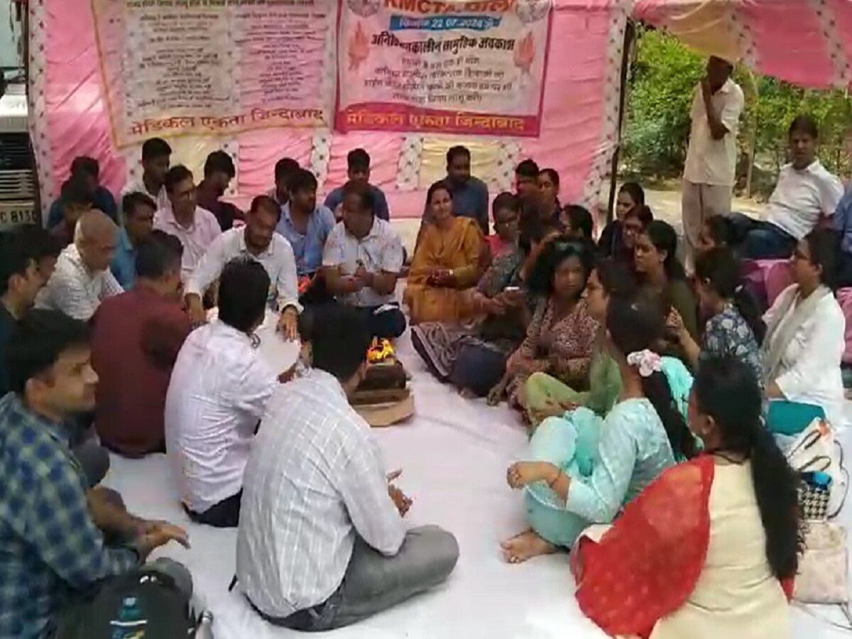 Pali News: अनिश्चितकालीन सामूहिक अवकाश पर मेडिकल कॉलेज के चिकित्सक, किया सद्बुद्धि यज्ञ