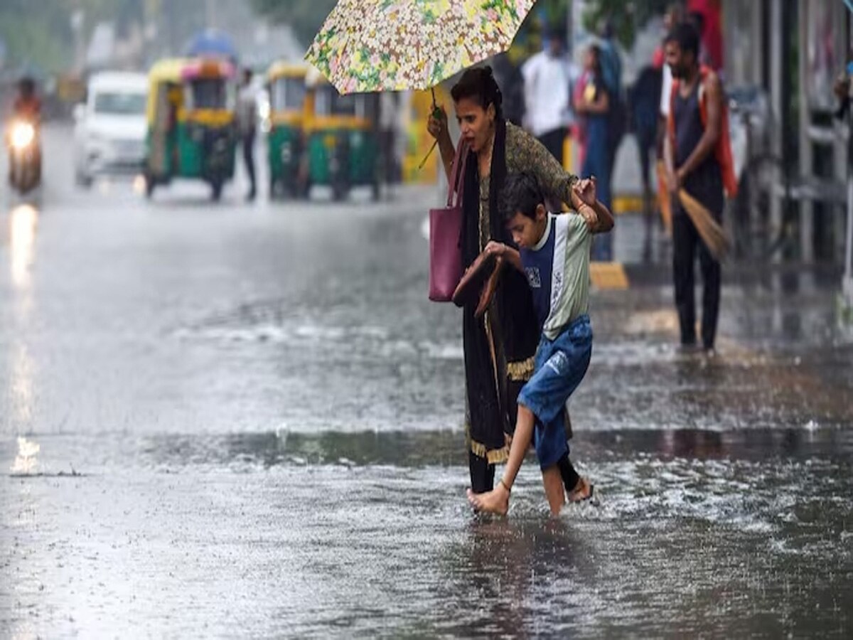 Delhi Rain: दिल्ली के कई इलाकों में मूसलाधार बारिश, जारी हुआ येलो अलर्ट