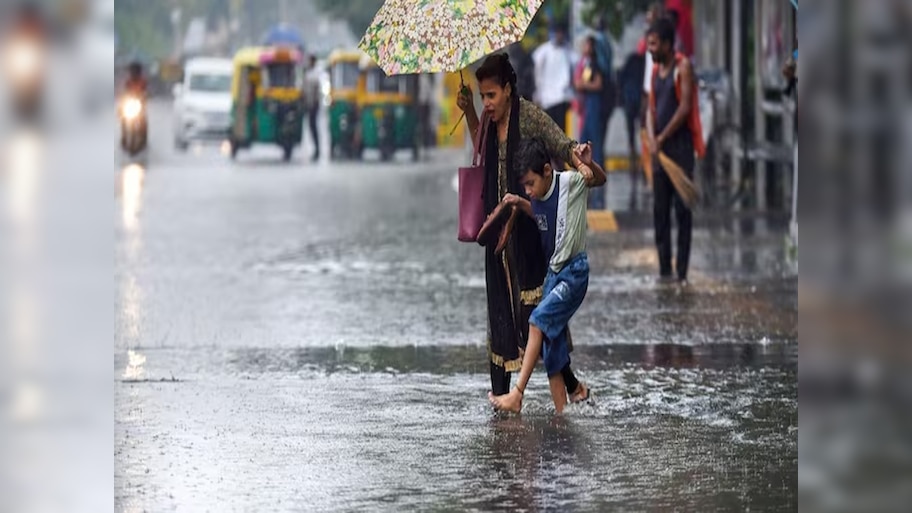 Delhi Rain: दिल्ली के कई इलाकों में मूसलाधार बारिश, जारी हुआ येलो अलर्ट