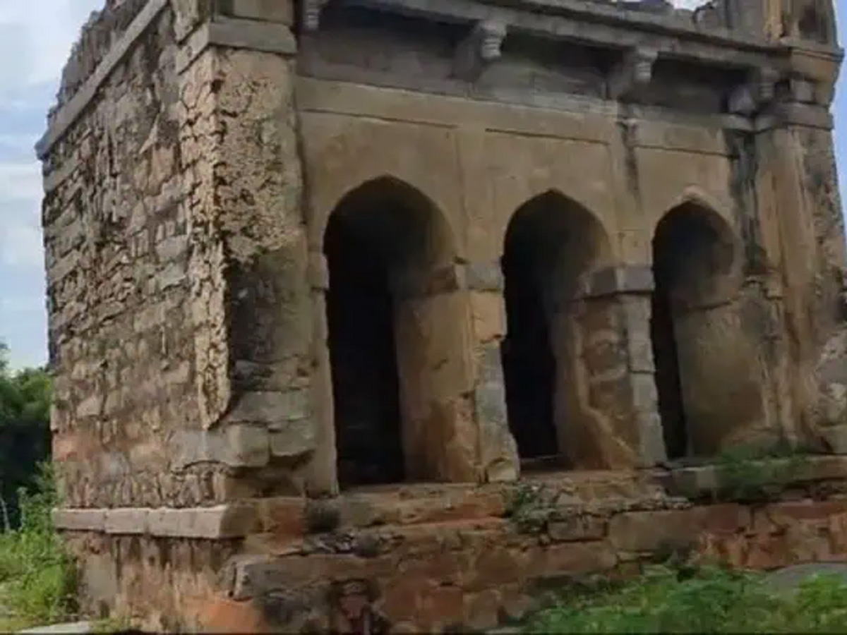 Moinabad Mosque Case: हैदराबाद में एक पुरानी मस्जिद तोड़े जाने पर विवाद; दो समुदायों में टकराव के हालात Moinabad Mosque Case: हैदराबाद में एक पुरानी मस्जिद तोड़े जाने पर विवाद; दो समुदायों में टकराव के हालात