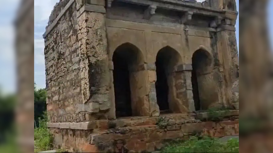 Moinabad Mosque Case: हैदराबाद में एक पुरानी मस्जिद तोड़े जाने पर विवाद; दो समुदायों में टकराव के हालात