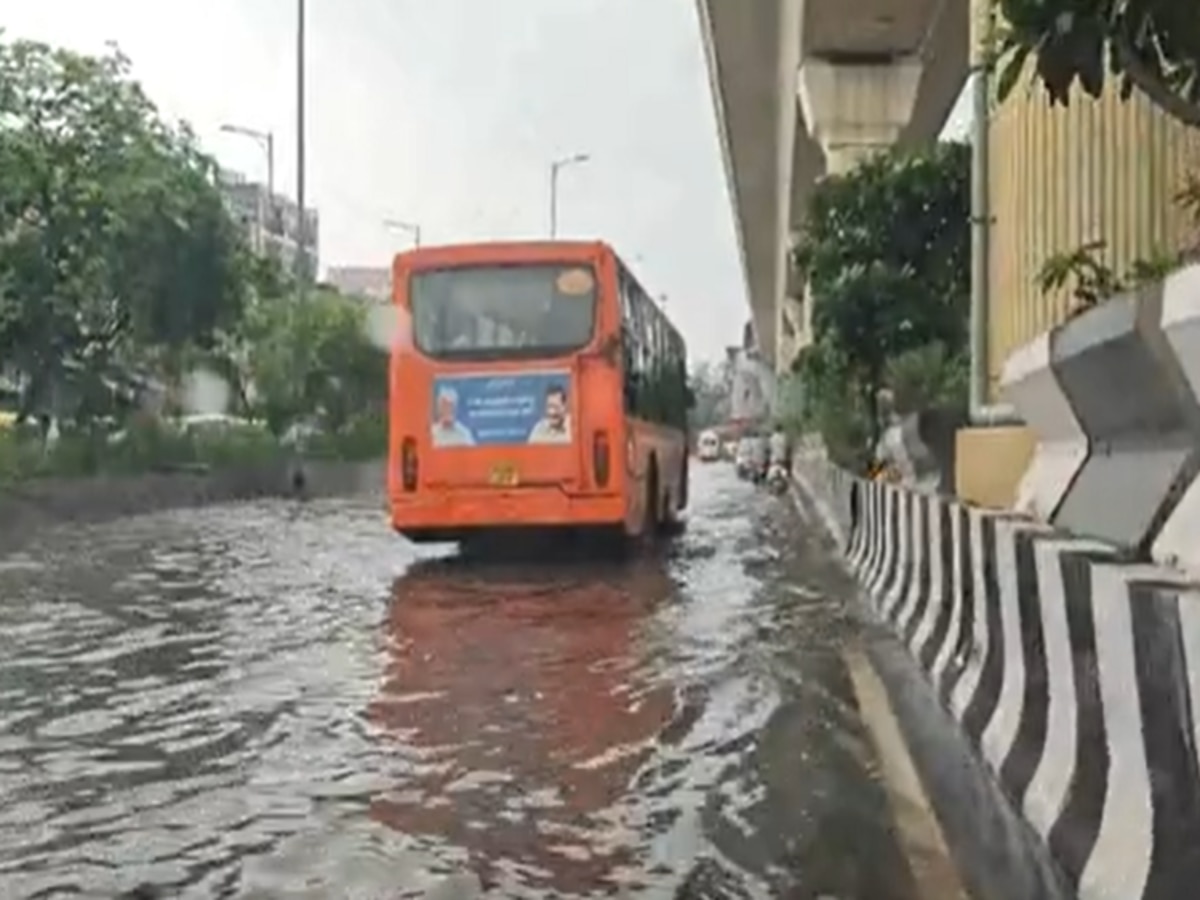 Delhi Rain: दो घंटे की बारिश और दिल्ली जाम, रेंग-रेंगकर चलती दिखी गाड़ियां