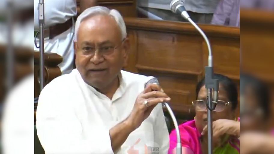Nitish Kumar: महिला हो, कुछ नहीं जानती, चुपचाप सुनो, नीतीश कुमार के बयान पर भारी बवाल