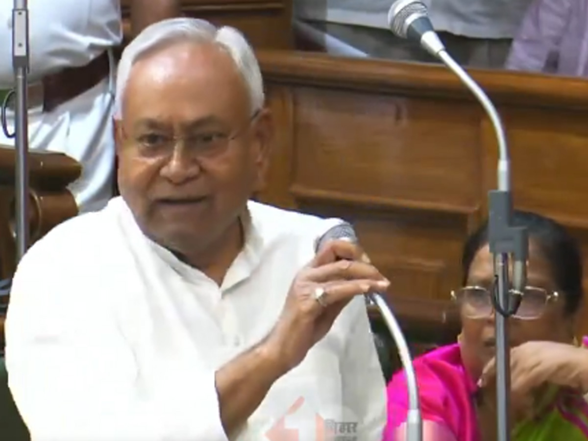 Nitish Kumar: महिला हो, कुछ नहीं जानती, चुपचाप सुनो, नीतीश कुमार के बयान पर भारी बवाल Nitish Kumar: महिला हो, कुछ नहीं जानती, चुपचाप सुनो, नीतीश कुमार के बयान पर भारी बवाल