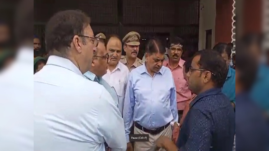 AMU Firing: एएमयू में रजिस्ट्रार ऑफिस में फायरिंग, दो लोग घायल