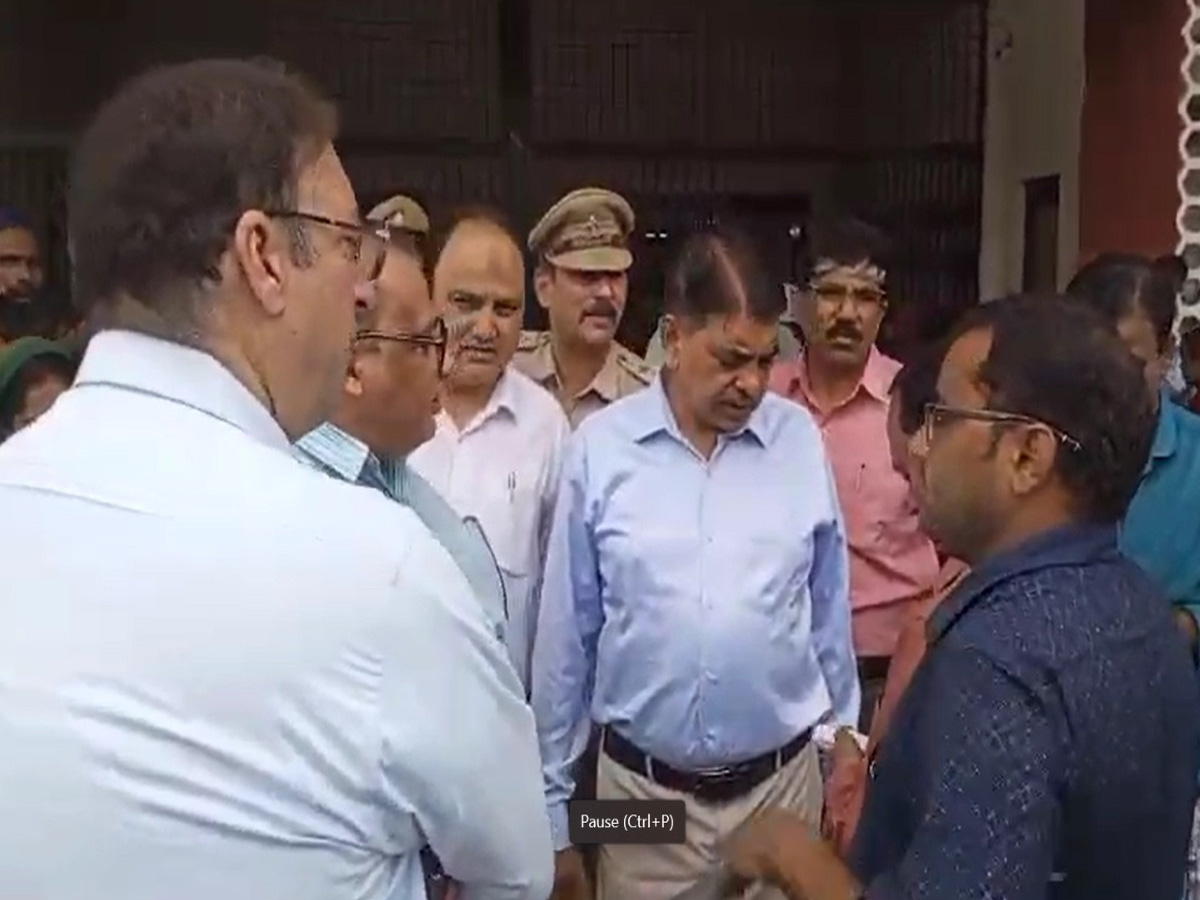 AMU Firing: एएमयू में रजिस्ट्रार ऑफिस में फायरिंग, दो लोग घायल AMU Firing: एएमयू में रजिस्ट्रार ऑफिस में फायरिंग, दो लोग घायल