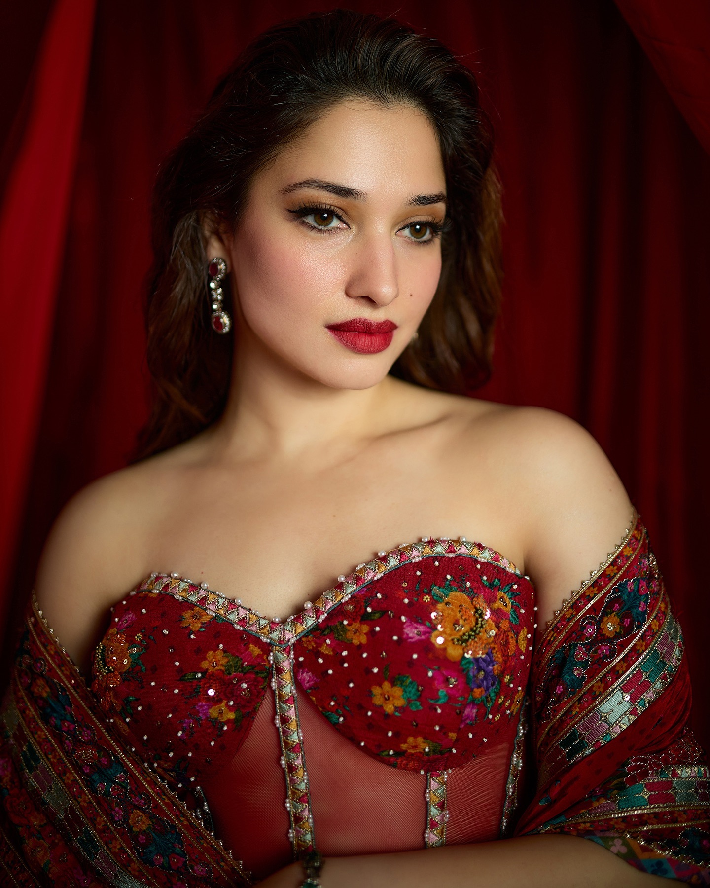 Tamannaah Bhatia : हाथ में गुलाब, चेहरे पर रुबाब...रेड ड्रेस में तमन्ना का कातिलाना लुक देख हिल गए फैंस 6 तमन्ना की पर्सनल लाइफ