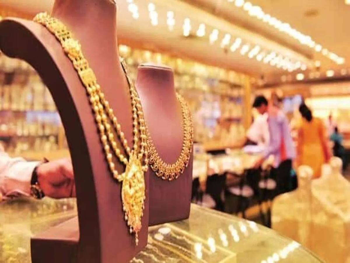 Gold-Silver Price: सोना-चांदी खरीदने वालों की बल्ले-बल्ले, 3 दिन में इतने कम हो गए दाम