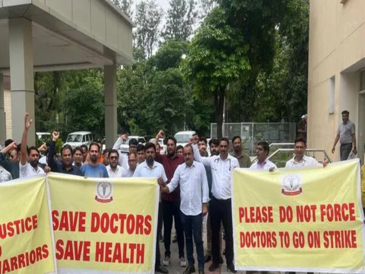 Doctors Protest: हरियाणा में डॉक्टरों से ली जाने वाली बॉन्ड राशि 1 करोड़ से घटाकर 50 लाख की