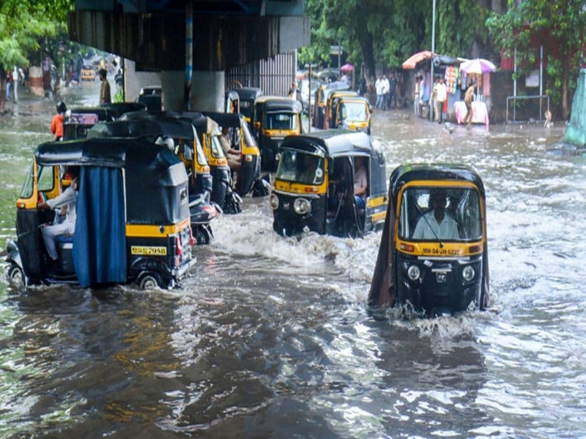 Mumbai Rain: मौसम विभाग की चेतावनी के बाद मुंबई पुलिस ने लोगों से की अपील, 'घरों में रहे' Mumbai Rain: मौसम विभाग की चेतावनी के बाद मुंबई पुलिस ने लोगों से की अपील, 'घरों में रहे'
