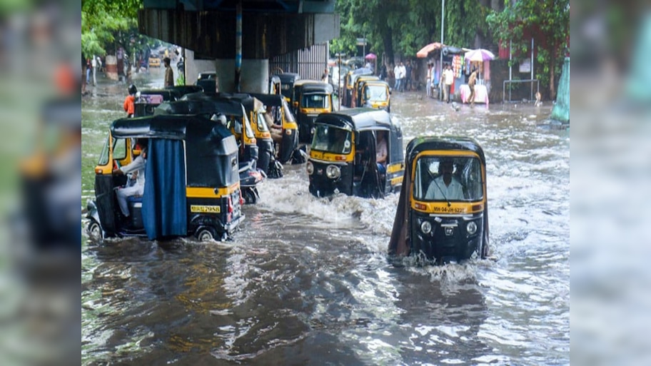 Mumbai Rain: मौसम विभाग की चेतावनी के बाद मुंबई पुलिस ने लोगों से की अपील, 'घरों में रहे'