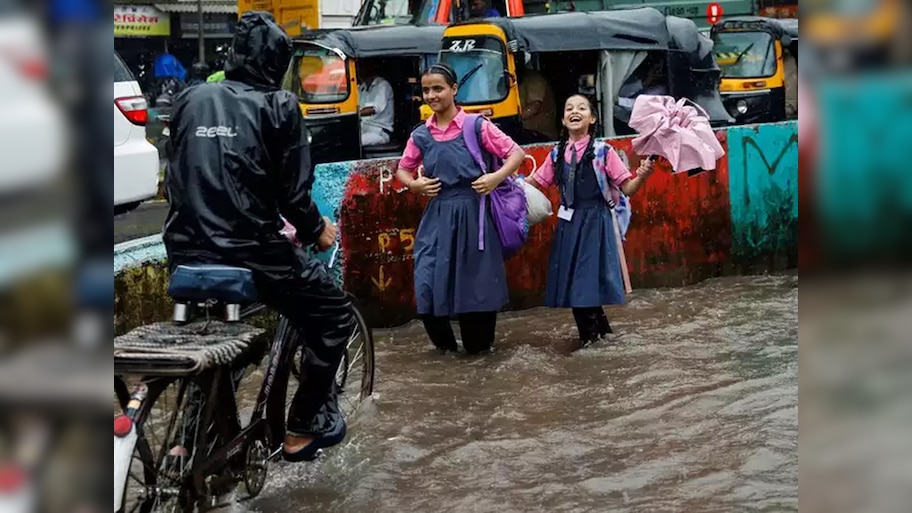 Mumbai Rain News: बारिश के मद्देनजर मुंबई पुलिस ने जारी की एडवाइजरी, BMC बोला खुलेंगे स्कूल