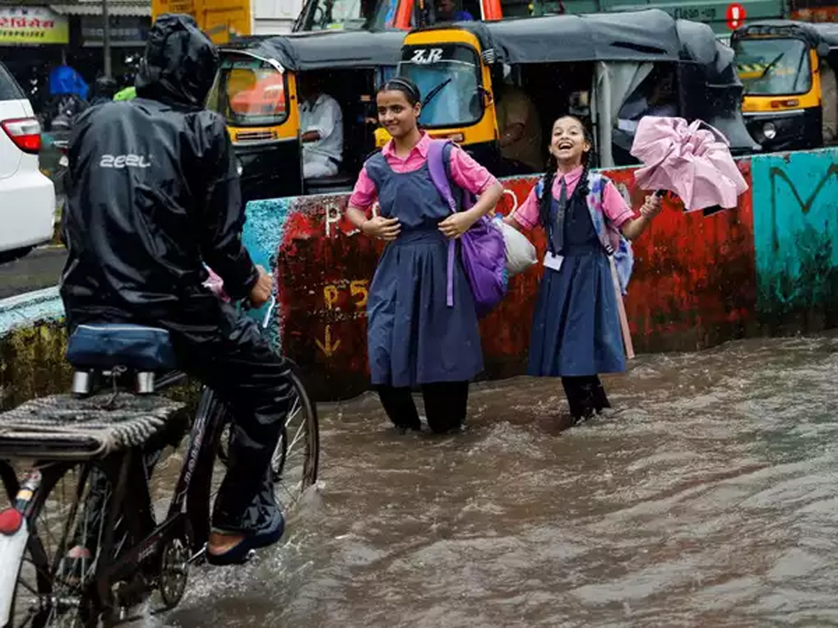 Mumbai Rain News: बारिश के मद्देनजर मुंबई पुलिस ने जारी की एडवाइजरी, BMC बोला खुलेंगे स्कूल Mumbai Rain News: बारिश के मद्देनजर मुंबई पुलिस ने जारी की एडवाइजरी, BMC बोला खुलेंगे स्कूल