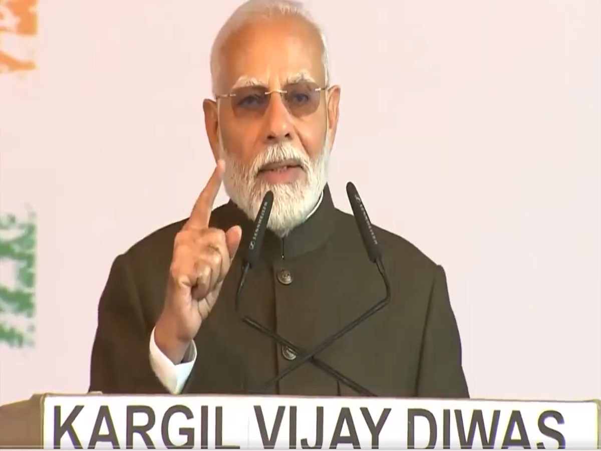 Kargil Vijay diwas: पाकिस्तान और आतंकियों को मोदी की कारगिल से चेतावनी, कहा- छद्म युद्ध के सहारे न कामयाब होंगे मंसूबे; पूरी ताकत से कुचलेंगे