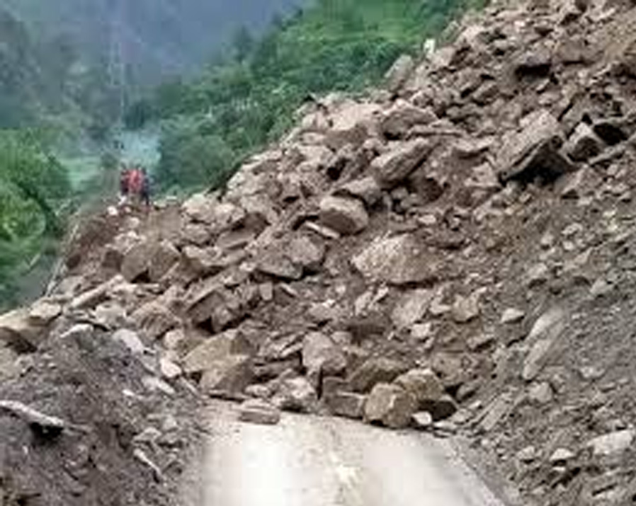 Uttarakhand Landslide: मदमहेश्वर मंदिर के पास लैंडस्लाइड, 50 तीर्थयात्री फंसे Uttarakhand Landslide: मदमहेश्वर मंदिर के पास लैंडस्लाइड, 50 तीर्थयात्री फंसे