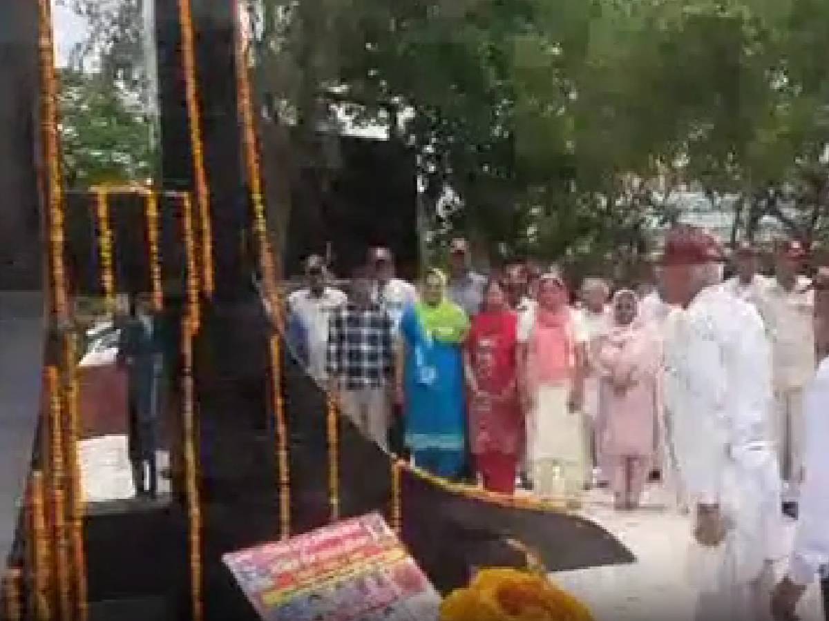 Jhajjar News: कारगिल विजय दिवस कार्यक्रम में पहुंचे जिला उपायुक्त, शहीदों के परिवारों को किया सम्मानित