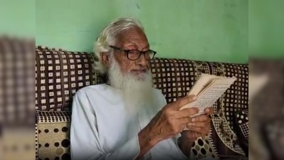 मिलिए संस्कृत के गुरु हयातुल्लाह खां से; चारों वेदों का है ज्ञान