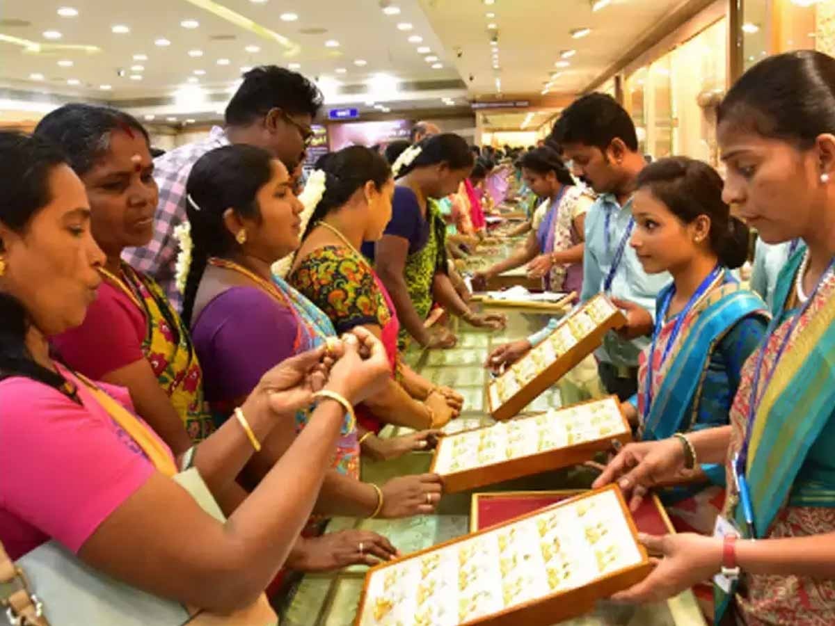 Gold Demand Hike: सोना खरीदने की मारामारी... कस्‍टमर के ल‍िए टोकन स‍िस्‍टम, वेट‍िंग पर म‍िल रही ज्‍वैलरी