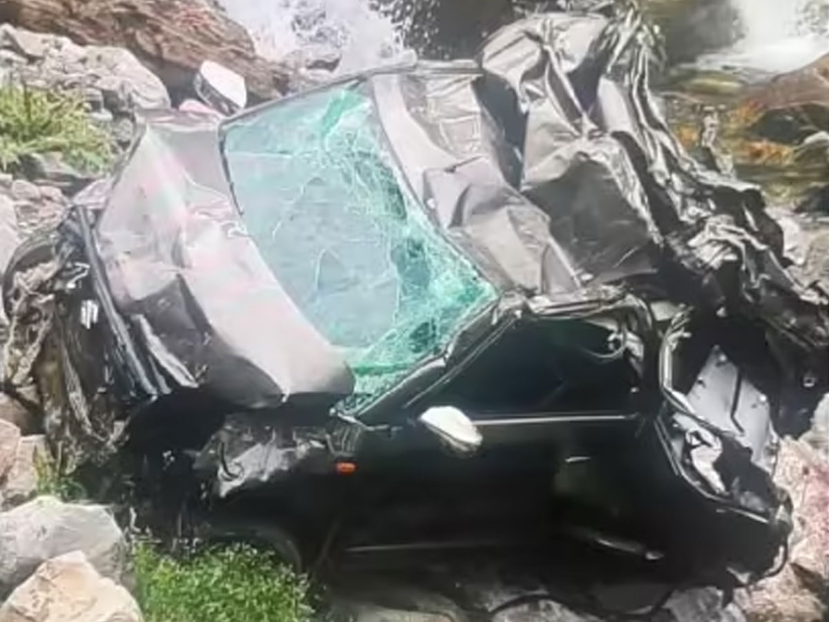 Anantnag Accident News: अनंतनाग में भीषण सड़क हासदा, एक ही परिवार के 5 बच्चों समेत 8 की मौत Anantnag Accident News: अनंतनाग में भीषण सड़क हासदा, एक ही परिवार के 5 बच्चों समेत 8 की मौत