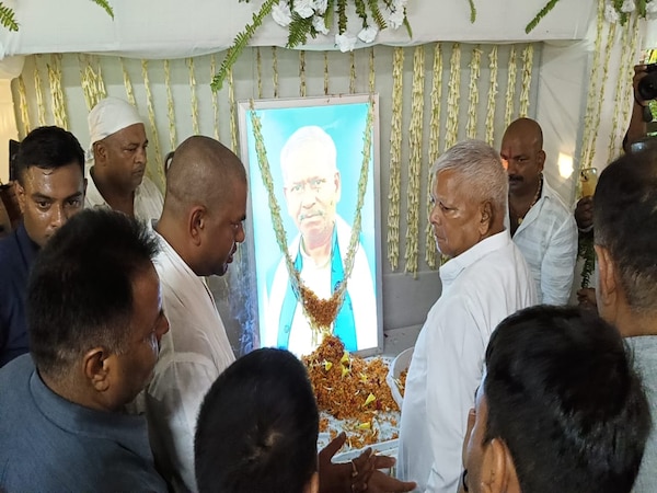 lalu-yadav-reached-mukesh-sahni-ancestral-house-expressed-condolences