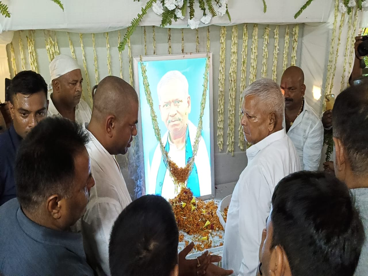 Lalu Yadav Reached Mukesh Sahni Ancestral House Expressed Condolences lalu-yadav-reached-mukesh-sahni-ancestral-house-expressed-condolences