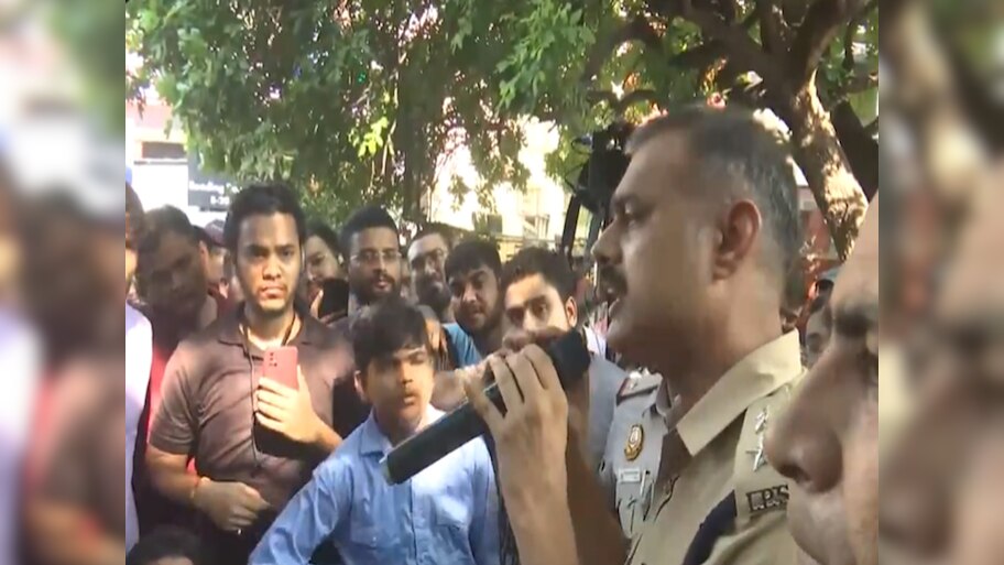 Delhi IAS Aspirants से मिलने पहुंचे IPS ऑफिसर, छात्रों से की भावुक अपील