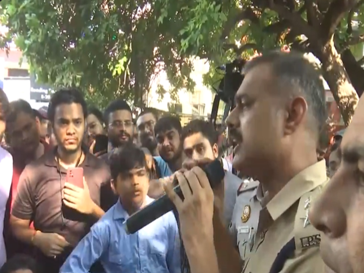 Delhi IAS Aspirants से मिलने पहुंचे IPS ऑफिसर, छात्रों से की भावुक अपील Delhi IAS Aspirants से मिलने पहुंचे IPS ऑफिसर, छात्रों से की भावुक अपील