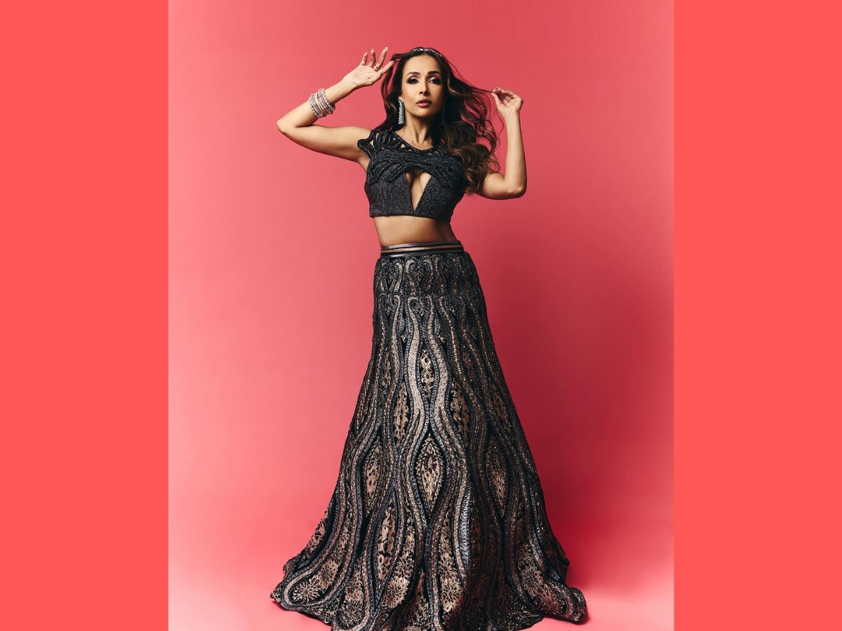 Malaika Arora : स्टाइलिश ब्लाउज, ब्लैक खूबसूरत लहंगा, 50 साल की उम्र मलाइका अरोड़ा ने रैंप पर ढाया कहर 5 अर्जुन कपूर से अलग बैठ बटोरीं सुर्खियां