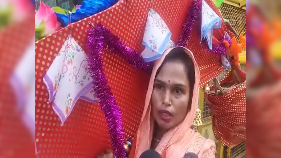 Kanwar Yatra 2024: कांवड़ लेकर ताजमहल पहुंची महिला, बोली सपने में दिखे थे शिव