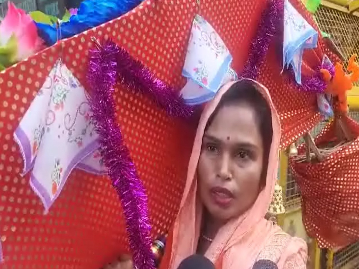 Kanwar Yatra 2024: कांवड़ लेकर ताजमहल पहुंची महिला, बोली सपने में दिखे थे शिव Kanwar Yatra 2024: कांवड़ लेकर ताजमहल पहुंची महिला, बोली सपने में दिखे थे शिव