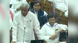अखिलेश की कुर्सी पर माता प्रसाद, मुंह लटकाए बैठे रहे शिवपाल... क्या होगा भविष्य?