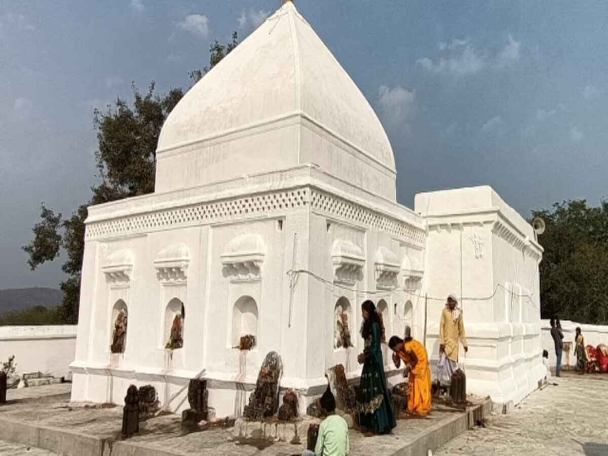 भगवान शिव के जयकारों से गूंजा कोडरमा मंदिर का शिवालय, जानें मंदिर की विशेषता