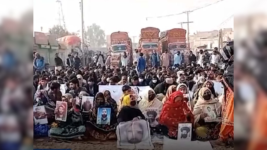 पाकिस्तान में जारी है हक के लिए प्रदर्शन; सुरक्षा बलों से झड़प में 3 लोगों की मौत