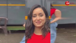 टोमेटो रेड स्लीवलेस टॉप और डेनिम जींस में नजर आई Shraddha Kapoor 