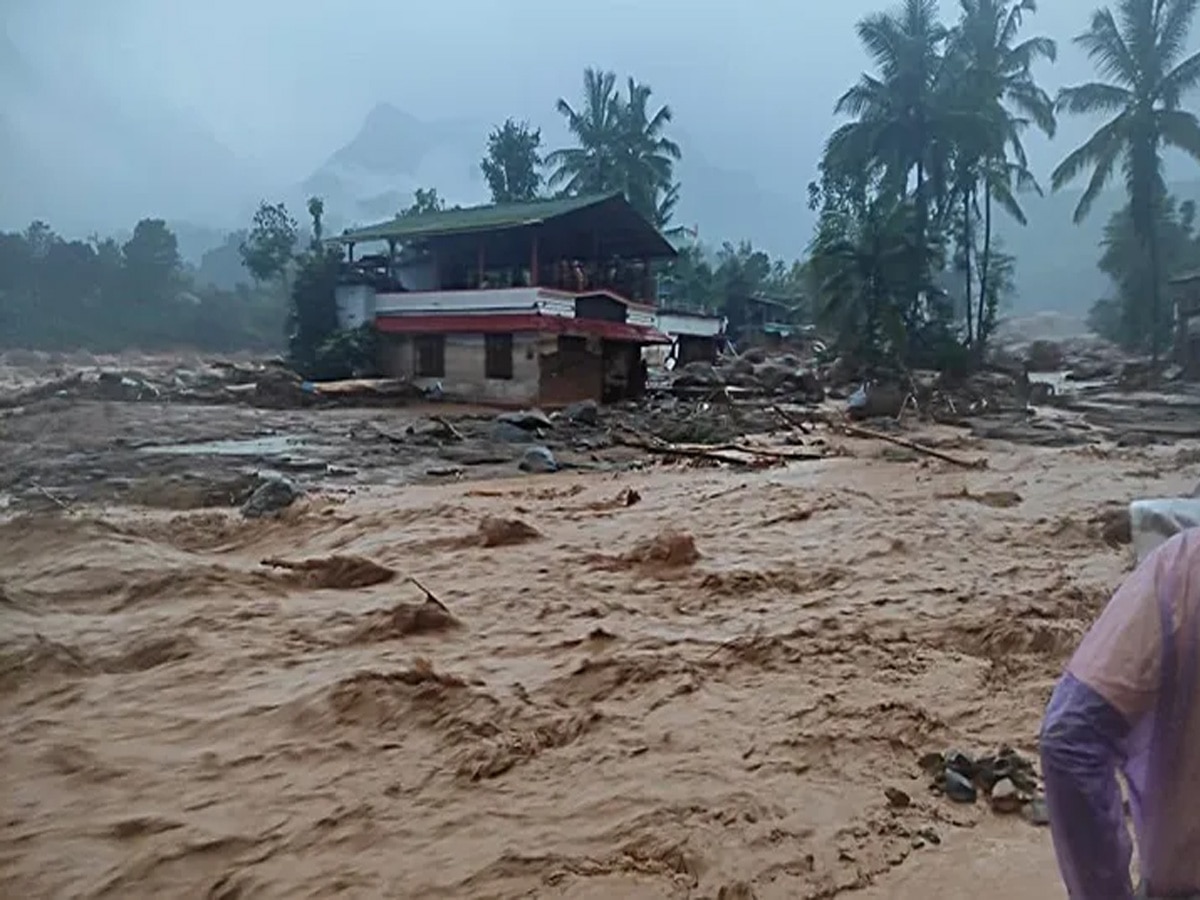 Wayanad Landslides: केरल के वायनाड में लैंडस्लाइड, सैकड़ों लोग फंसे