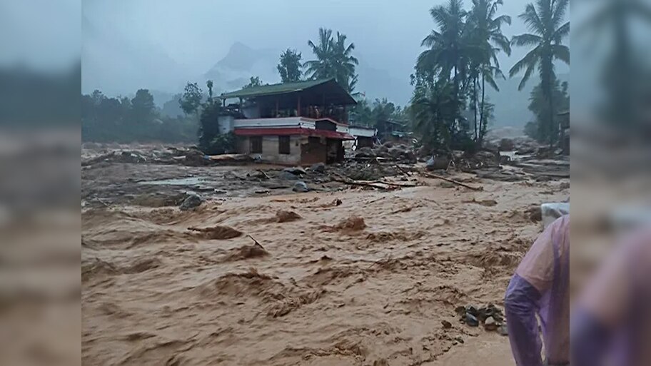 Wayanad Landslides: केरल के वायनाड में लैंडस्लाइड, सैकड़ों लोग फंसे