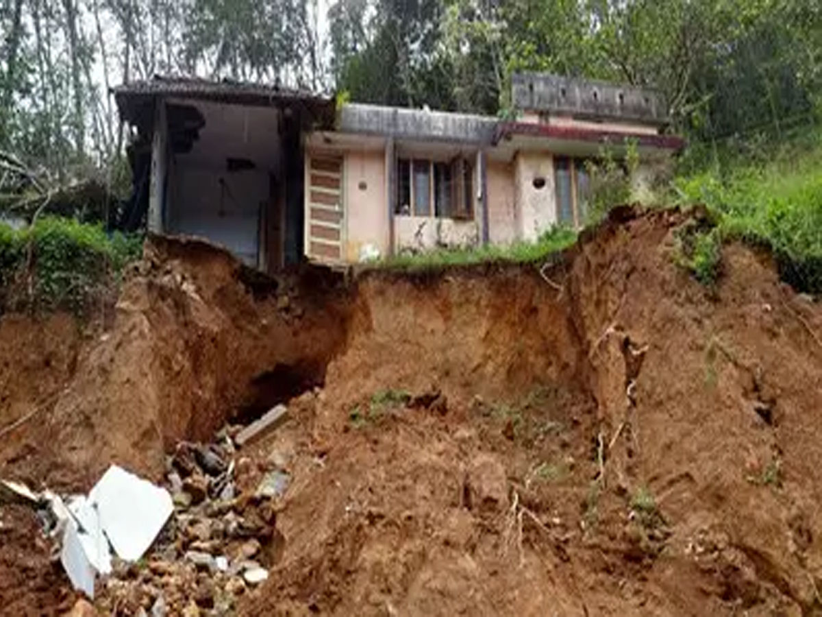 Wayanad Landslide: वायनाड में लैंडस्लाइड से मची तबाही, 60 लोगों की मौत; अब सेना ने संभाला मोर्चा Wayanad Landslide: वायनाड में लैंडस्लाइड से मची तबाही, 60 लोगों की मौत; अब सेना ने संभाला मोर्चा