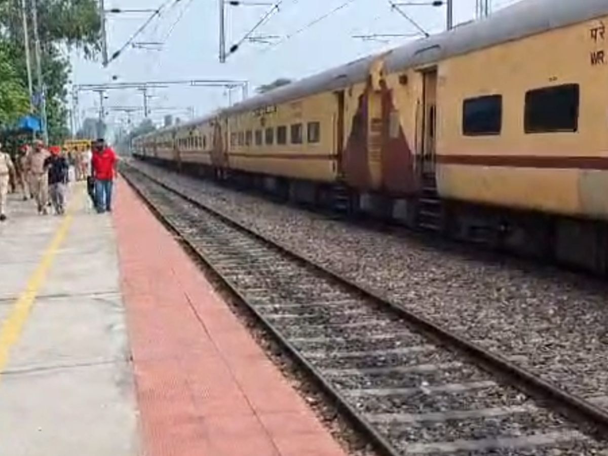 Train Bomb Threat: ਪੰਜਾਬ 'ਚ ਇੱਕ ਟਰੇਨ 'ਚ ਬੰਬ ਹੋਣ ਦੀ ਸੂਚਨਾ! ਫ਼ਿਰੋਜ਼ਪੁਰ 'ਚ ਰੋਕੀ ਜੰਮੂ-ਅਹਿਮਦਾਬਾਦ ਐਕਸਪ੍ਰੈਸ