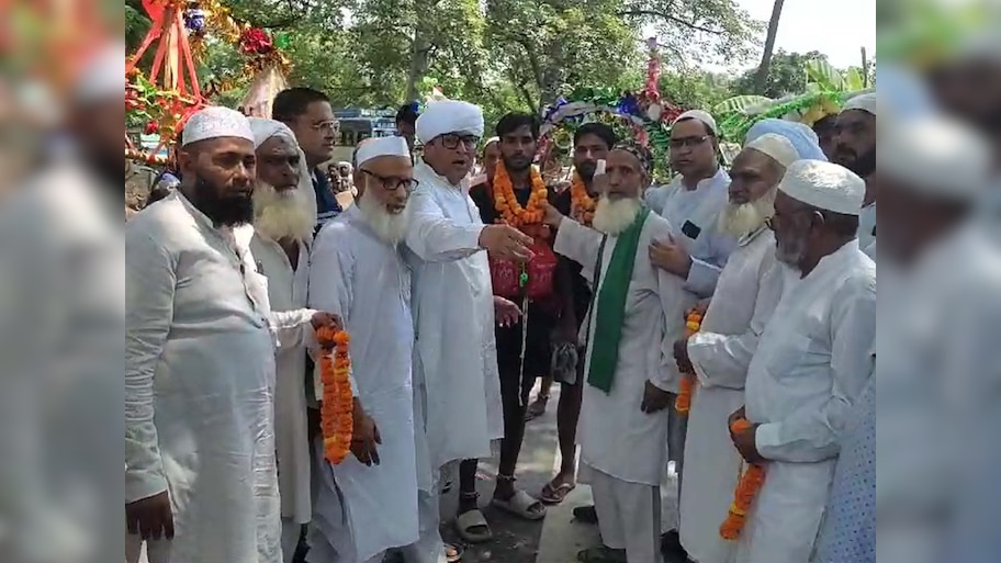 बुलंदशहर के मुसलमानों ने जीता दिल! कांवड़ियों पर फूलों की बारिश कर पाटी नफरत की खाई