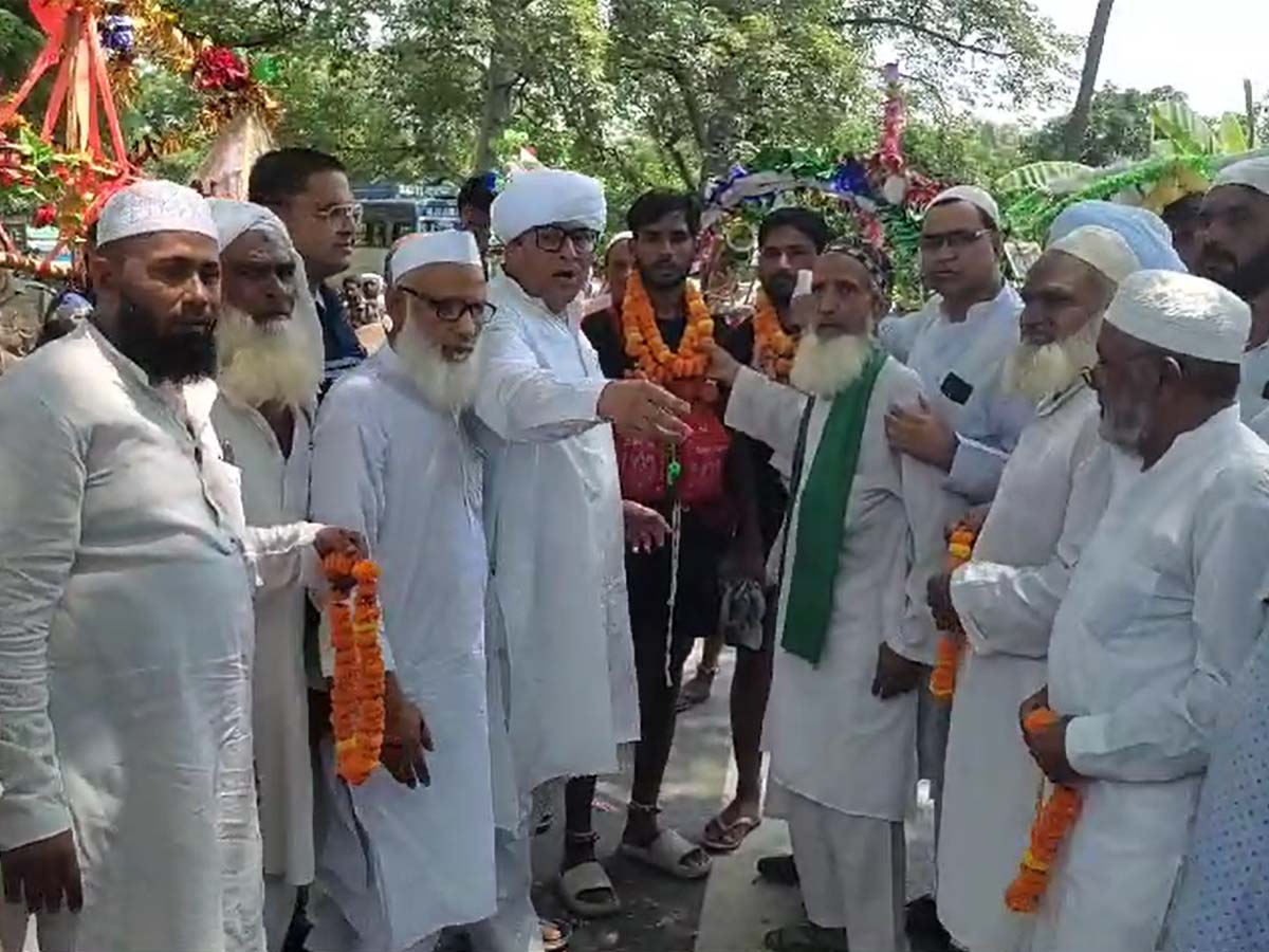 बुलंदशहर के मुसलमानों ने जीता दिल! कांवड़ियों पर फूलों की बारिश कर पाटी नफरत की खाई बुलंदशहर के मुसलमानों ने जीता दिल! कांवड़ियों पर फूलों की बारिश कर पाटी नफरत की खाई